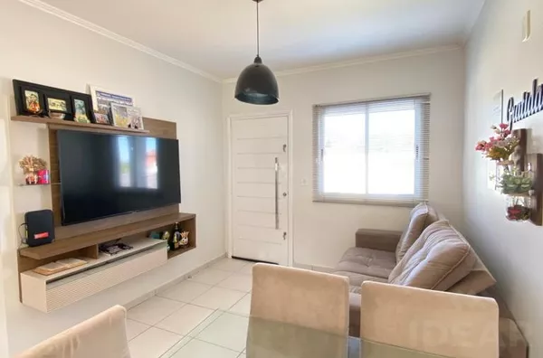 COM 2 DORMITÓRIOS, QUIOSQUE E PÁTIOS NA FRENTE E FUNDOS