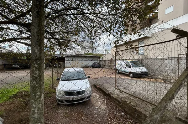 TERRENO COM 33m DE FRENTE BEM NO CENTRO DA CIDADE
