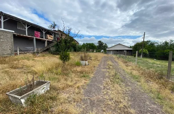 TERRENO DE 1300m² COM MUITO ESPAÇO E GRANDE PÁTIO 