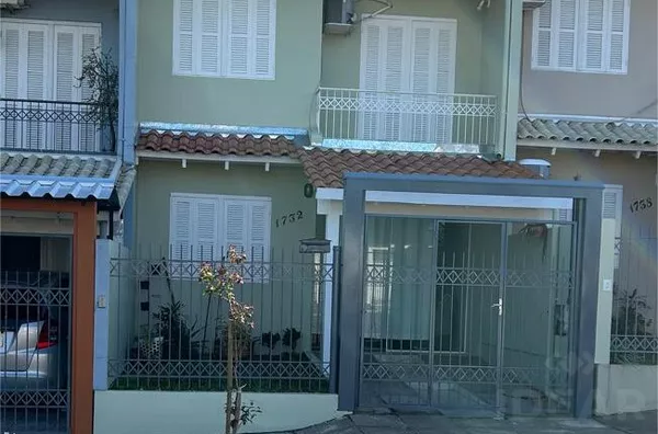 SOBRADO COM TRÊS DORMITÓRIOS E LINDA VISTA PARA O CENTRO DA CIDADE