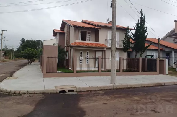 TRÊS QUARTOS, PISCINA E MUITO ESPAÇO PARA TODA A FAMÍLIA