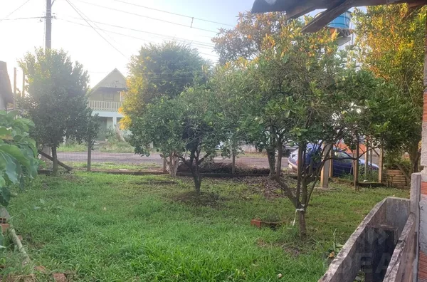 CASA DE ALVENARIA COM 2 DORMITÓRIOS E PÁTIOS FRENTE E FUNDOS