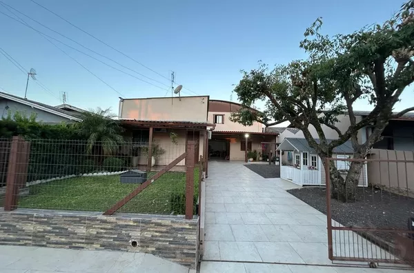 TRÊS CASAS INDEPENDENTES COM AMPLO ESPAÇO PARA CONVIVÊNCIA