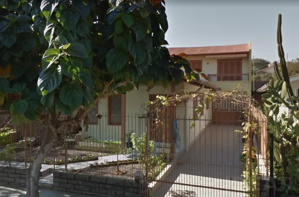 AMPLA E BONITA CASA, COM APARTAMENTO INDEPENDENTE E PISCINA