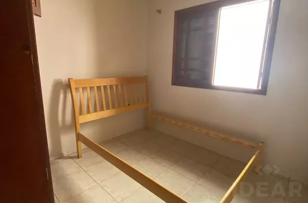 AMPLA CASA, COM BELO PÁTIO E MUITAS ÁRVORES FRUTÍFERAS E ESPAÇO PARA CANIL