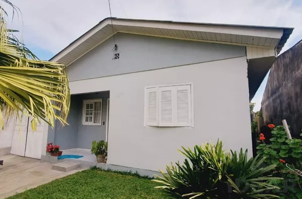 CASA AMPLA,  COM 3 DORMITÓRIOS E PÁTIO MURADO