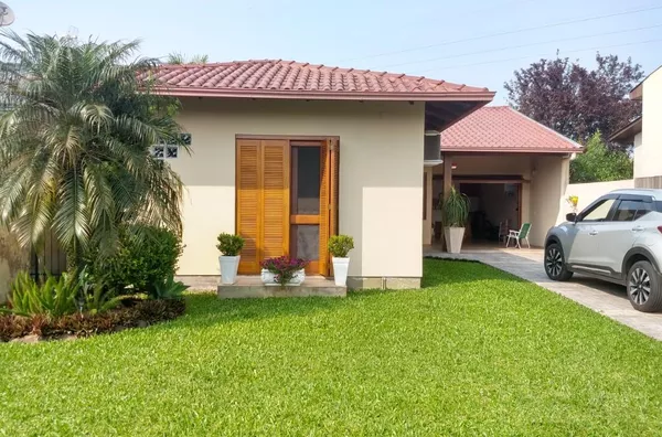 CASA ACONCHEGANTE, COM UM BELO E GRANDE PÁTIO