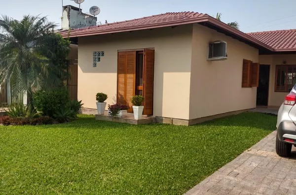 CASA ACONCHEGANTE, COM UM BELO E GRANDE PÁTIO