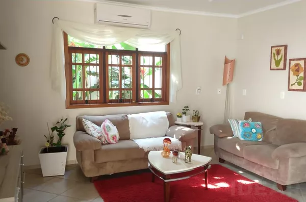 CASA ACONCHEGANTE, COM UM BELO E GRANDE PÁTIO