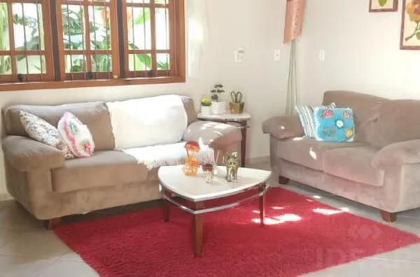 CASA ACONCHEGANTE, COM UM BELO E GRANDE PÁTIO