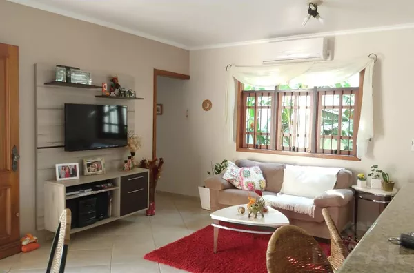 CASA ACONCHEGANTE, COM UM BELO E GRANDE PÁTIO