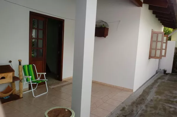 LINDA CASA DE DOIS PISOS, COM AMPLOS CÔMODOS, DUAS COZINHAS E UM MARAVILHOSO PÁTIO