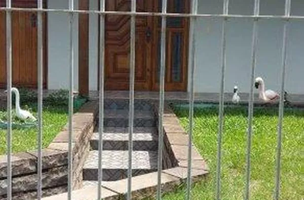 SUA FAMÍLIA MERECE CONFORTO E FACILIDADE COM ESSA AMPLA CASA