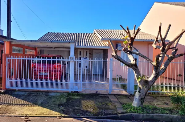 CASA BEM LOCALIZADA COM AMPLOS CÔMODOS E MUITO PÁTIO