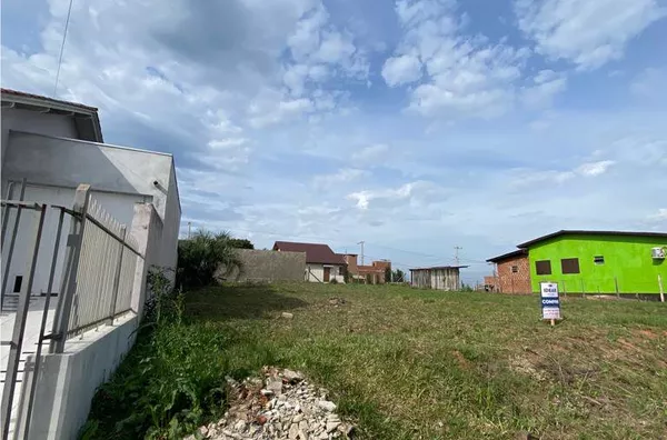 SUA RESIDÊNCIA MUITO BEM LOCALIZADO, COM RUA ASFALTADA E FRENTE PARA ÁREA VERDE