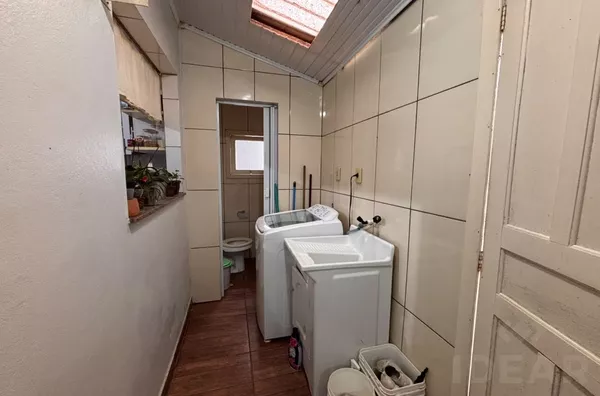 CASA DE 3 DORMITÓRIOS E AMPLO PÁTIO PARA FUTURA PISCINA - Foto 11