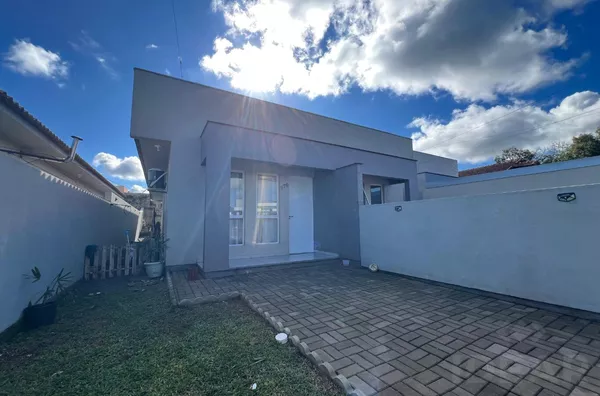 GEMINADO COM PÁTIO FRENTE E FUNDOS NA SANTA TECLA