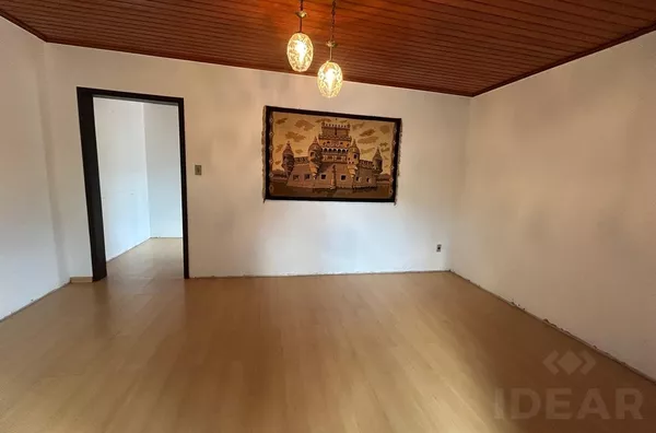 AMPLA CASA DE 4 DORMITÓRIOS E VAGA PARA VÁRIOS VEÍCULOS