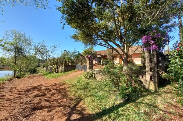 CHÁCARA DE 8.500m² COM DUAS CASAS AMPLAS PARA A REUNIÃO EM FAMÍLIA