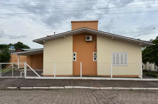 CASA EM EXCELENTES CONDIÇÕES, 3 DORMITÓRIOS E ÓTIMO PÁTIO