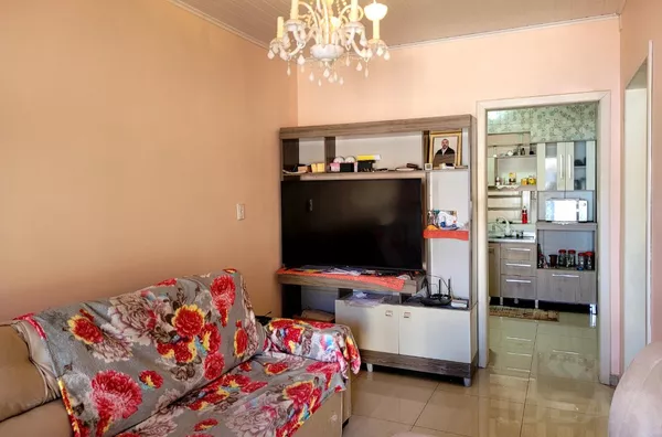 CASA BEM LOCALIZADA COM AMPLOS CÔMODOS E MUITO PÁTIO