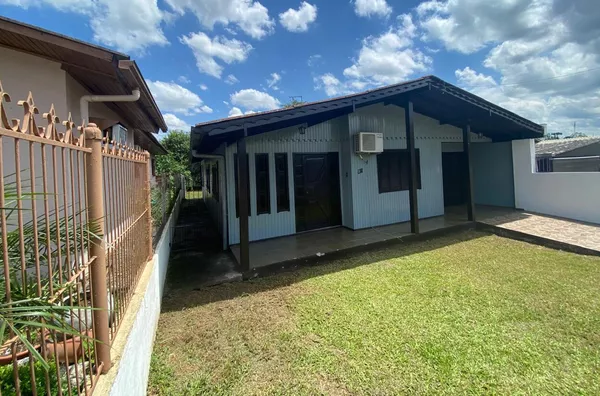 CASA MISTA COM 2 DORMITÓRIOS, PÁTIO NA FRENTE E NOS FUNDOS.