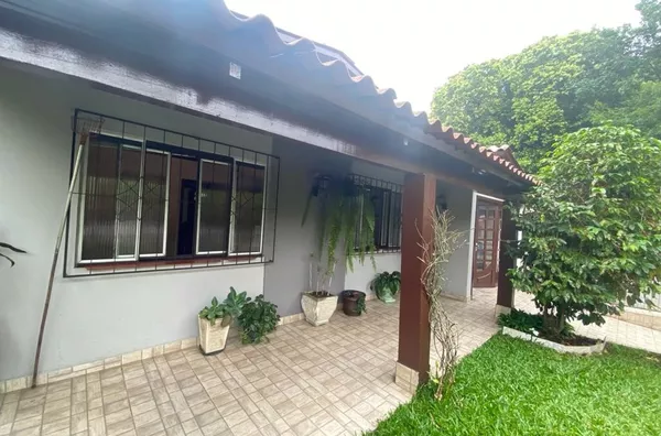 CASA NO CENTRO COM GARAGEM PARA DOIS VEÍCULOS