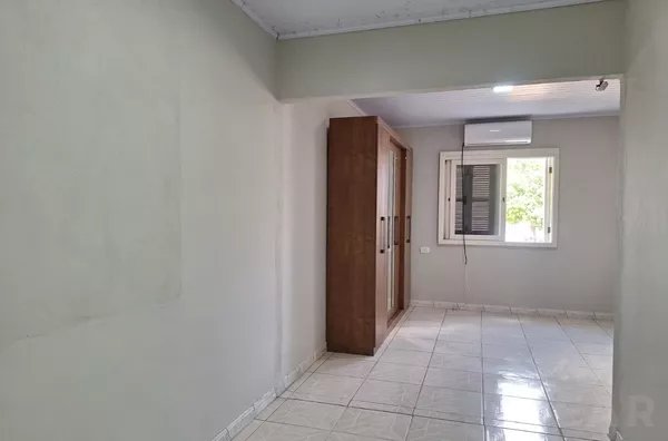 CASA DE 2 DORMITÓRIOS REFORMADA E AMPLO PÁTIO NOS FUNDOS