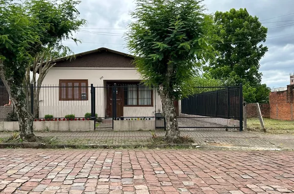 CASA EM EXCELENTE LOCALIZAÇÃO E ESTRUTURA PARA DUAS FAMÍLIAS