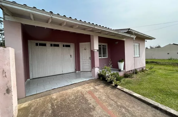 CASA BEM LOCALIZADA, COM 66m² E PÁTIOS NA FRENTE E FUNDOS