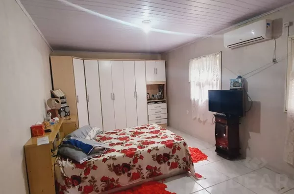 CASA AMPLA,  COM 3 DORMITÓRIOS E PÁTIO MURADO