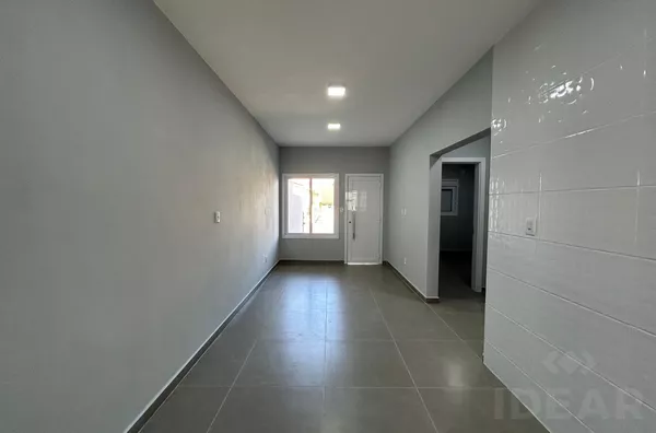 GEMINADO DE 2 DORMITÓRIOS, PÁTIO FRENTE e 7,70m² DE FUNDOS - Foto 3