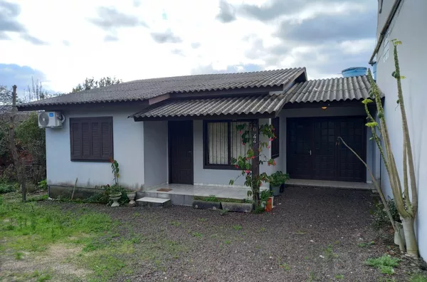 CASA DE 124m² COM MUITO PÁTIO FRONTAL PARA A DIVERSÃO DA FAMÍLIA