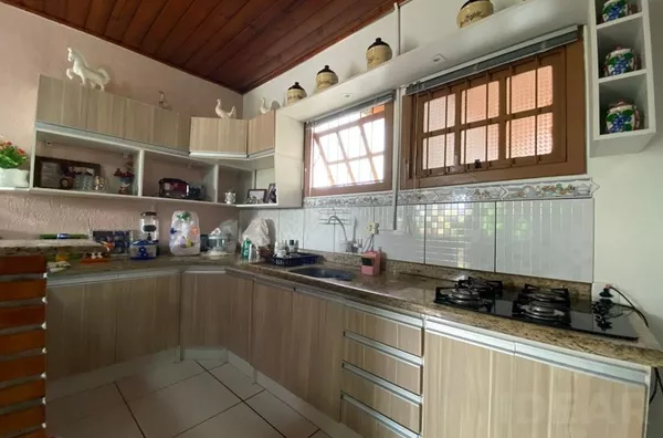 LINDA CASA COM QUIOSQUE E ESPAÇO PARA INSTALAR A PISCINA DE SEUS SONHOS