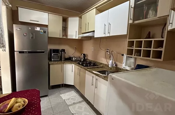 CASA DE TRÊS DORMITÓRIOS, COM MUITO PÁTIO E  BEM LOCALIZADO