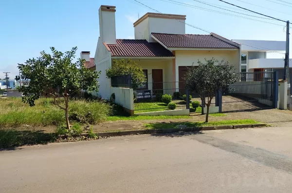 Casa  totalmente planejada, ecologicamente correta, pé  direito mais alto, energia fotovoltaica, descargas dos banheiros abastecidas por cisterna, possui escritório, 3 quartos um sendo suíte, garagem para duas caminhonetes, 197m2,.