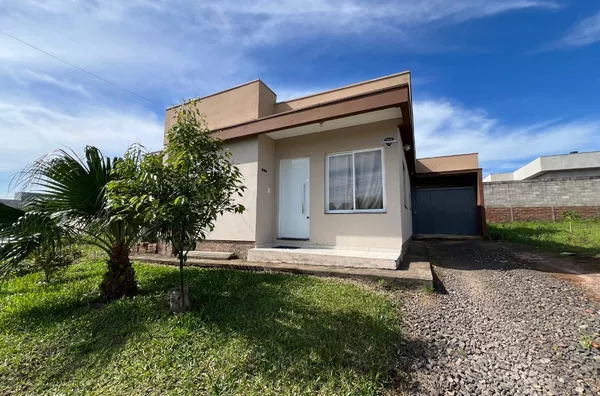 CASA DE 2 DORMITÓRIOS, COM SUITE E PÁTIO COM PISCINA