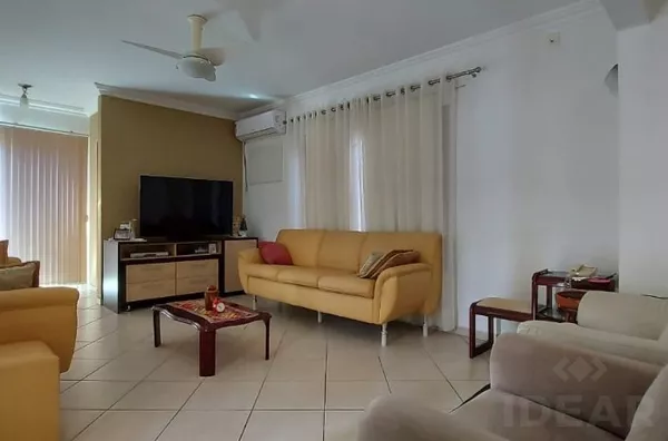 LINDA RESIDENCIA, COM MUITO VERDE, CONFORTO E ESPAÇO PARA TODOS