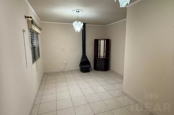 CASA COM PISCINA E ÓTIMA LOCALIZAÇÃO