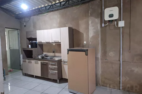 CASA COM 3 DORMITÓRIOS E PÁTIO FRONTAL. VENHA CONHECER!