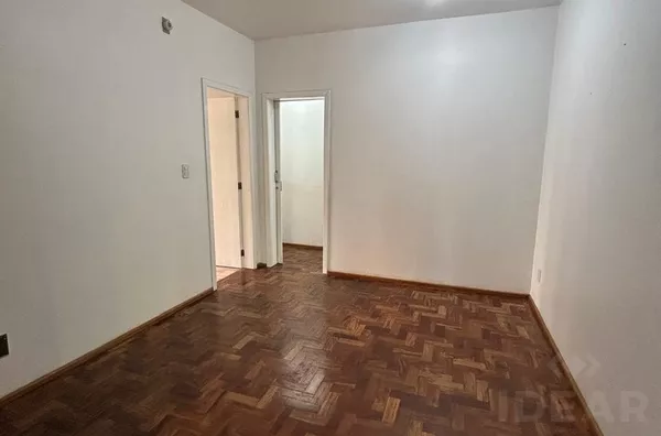 CASA COM PÁTIO ARBORIZADO, PISCINA E QUIOSQUE PARA RECEBER OS AMIGOS