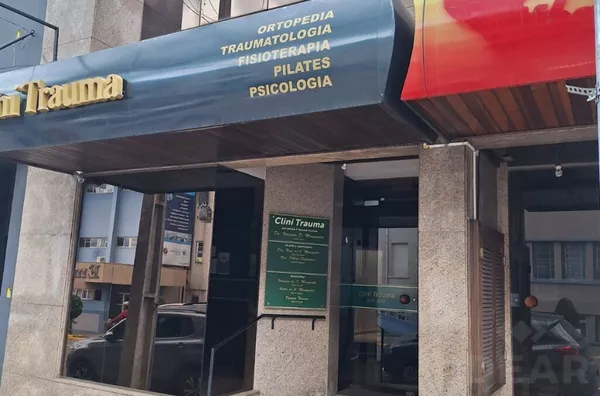 SALA COMERCIAL EQUIPADA PARA CLINICA DE TRAUMATOLOGIA/ORTOPEDIA, localizada em frente ao Hospital.