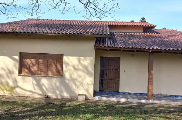 CASA AMPLA E BEM ESTRUTURADA, EM UMA ÁREA DE 2.360m²