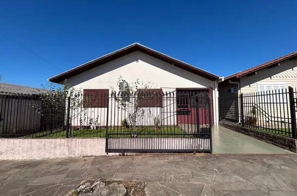 O MAIOR SUPERMERCADO DA CIDADE FICARÁ A 50m DESSA CASA.