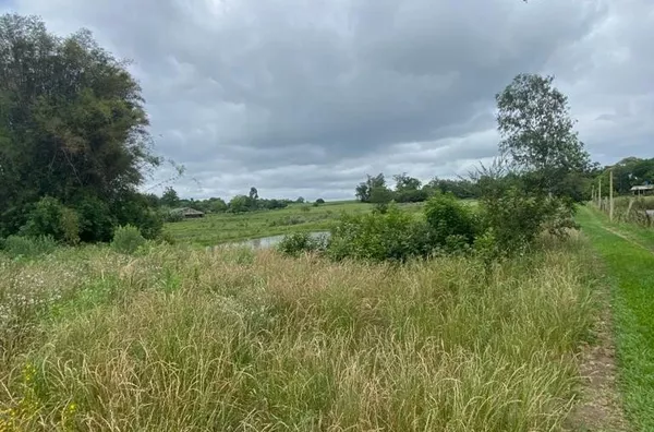 CHÁCARA COM ASFALTADO EM FRENTE, AÇUDE E ÁREA DE LAZER E PLANTIO