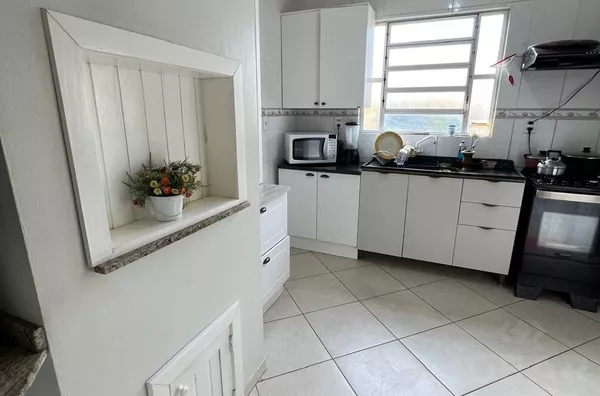 SOBRADO COM TRÊS DORMITÓRIOS E LINDA VISTA PARA O CENTRO DA CIDADE