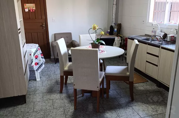 CASA EM EXCELENTE LOCALIZAÇÃO E ESTRUTURA PARA DUAS FAMÍLIAS