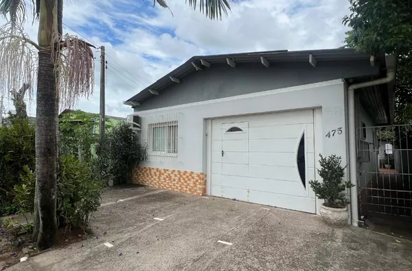 CASA DE DOIS DORMITÓRIOS, QUIOSQUE E PRÓXIMO DO CENTRO