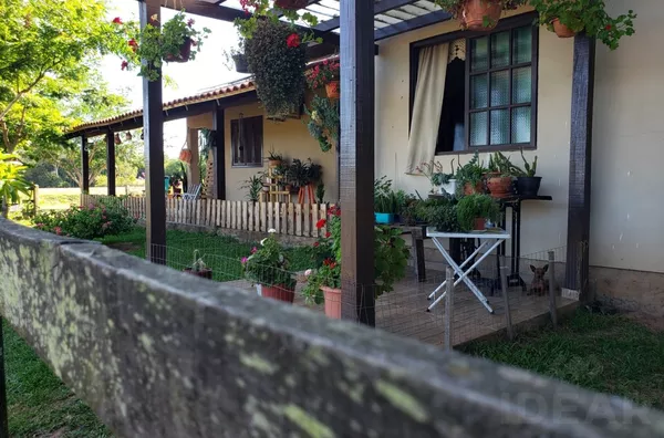 Chácara pronta para moradia, produção de fumo e estufa de morangos