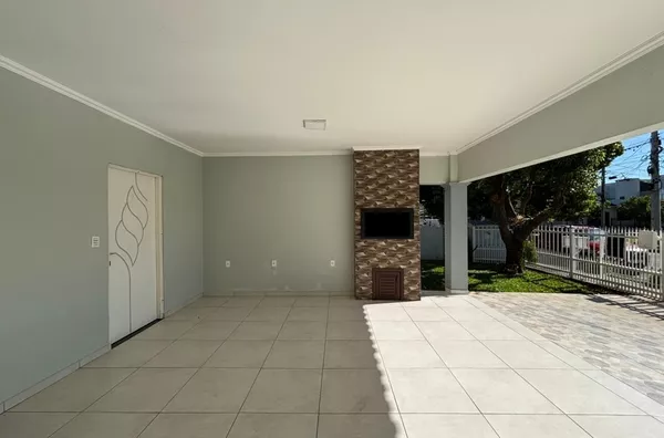 CASA DE 3 DORMITÓRIOS, SENDO 1 SUÍTE E COM QUIOSQUE / PISCINA